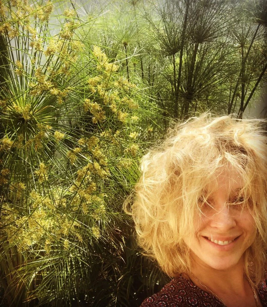 Despeinada, a las risas y en su jardín. 100 % Carla Peterson. 