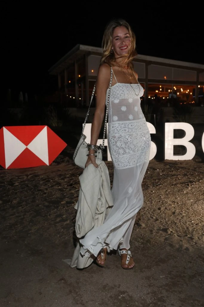 Dolores Barreiro con un vestido largo con bordados estratégicos. Foto: gentileza grupo Mass PR. DOLORES BARRERIRO LOOKS X2