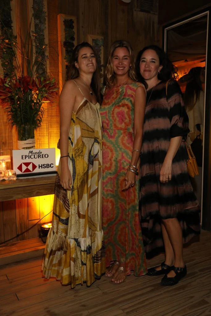 Dolores y sus hermanas. La modelo, con un espectacular vestido lago de satén. Foto: gentileza grupo Mass PR. 