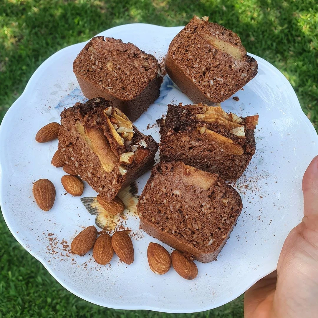 El budín fit de manzana y coco by Pía Slapka. Foto: Instagram.