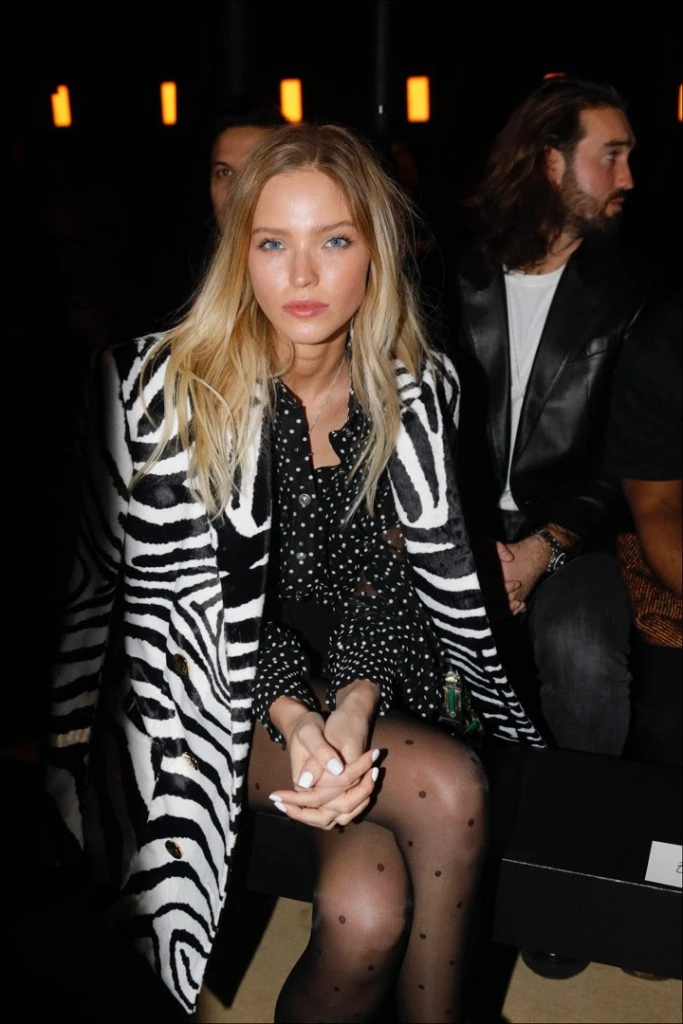 Sasha Luss en la primera fila de Balmain. Foto: Fotonoticias.