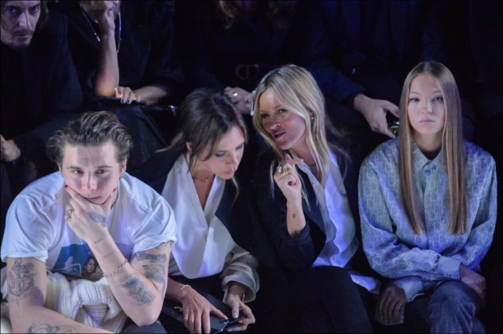 Conversaciones en el front row entre Kate Moss y Victoria Beckham. Foto: Fotonoticias.