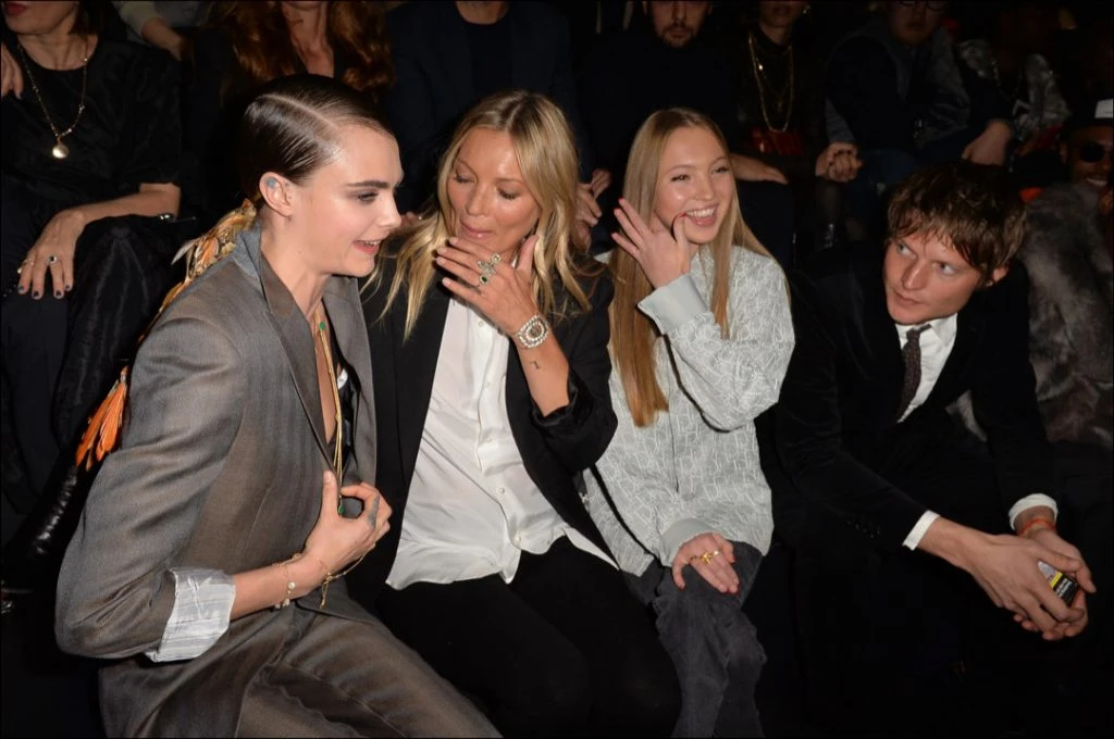 Cara Delevingne, Kate Moss y Lila Grace Moss-Hack se diveirten Junto a ellas, Nikolai von Bismarck en el desfile de "Dior hombre" otoño invierno. Foto: Fotonoticias