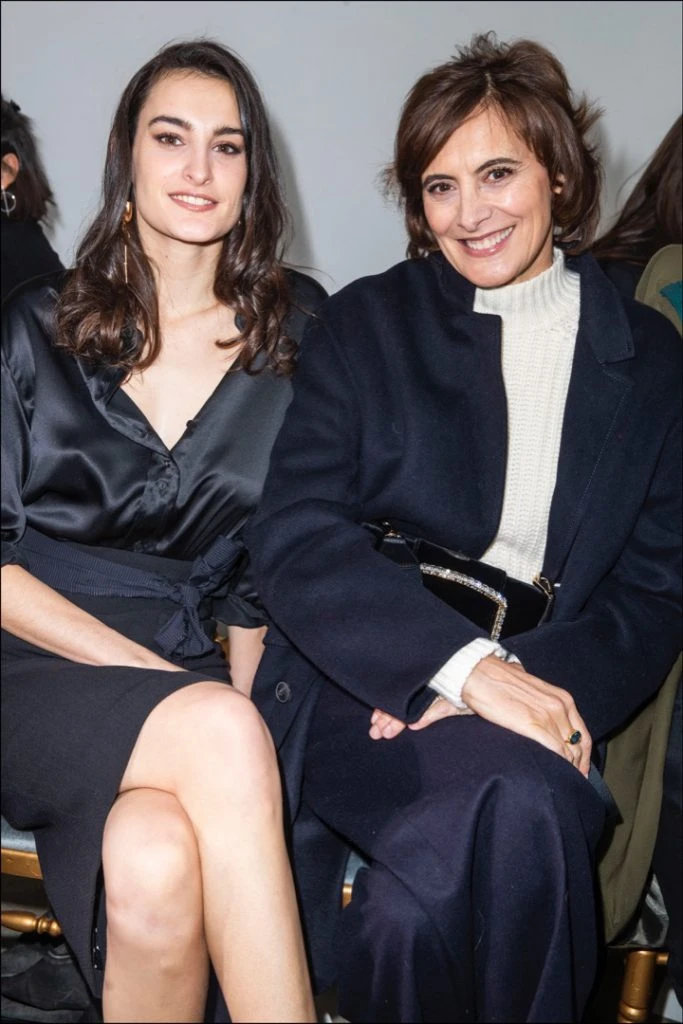 Inés de la Fressange y su hija Nine Marie d'Urso en el desfile de alta costura de Schiaparelli. Foto: