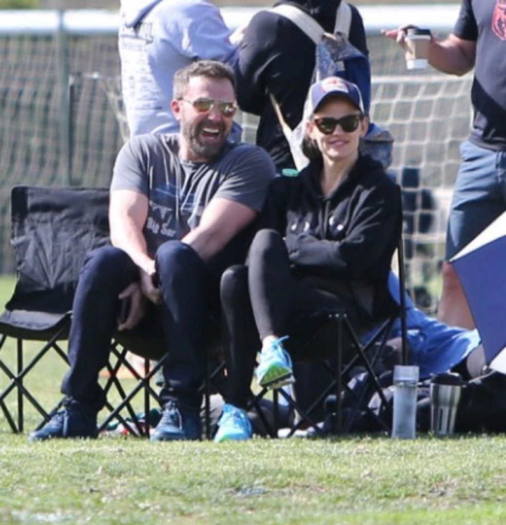 Los juegos de fútbol de su hija se convirtieron en salidas en familia junto a su ex, Jennifer Garner.