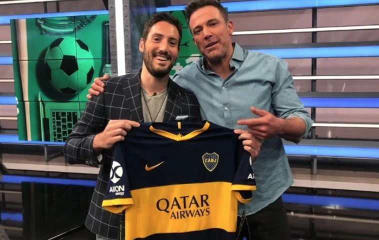 Ben Affleck y su nuevo equipo. Recibió la camiseta de manos de Nico Cantor.