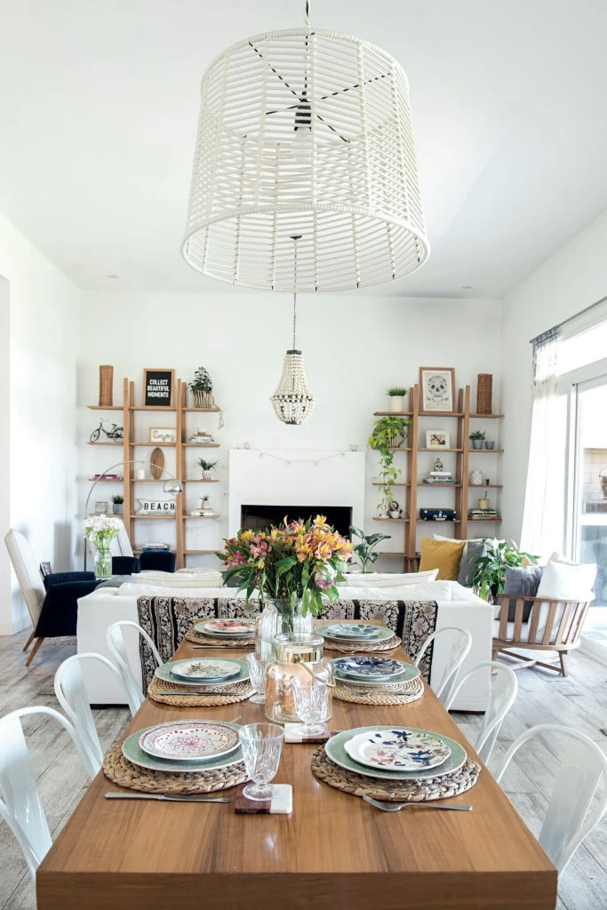 La mesa está puesta en el comedor.