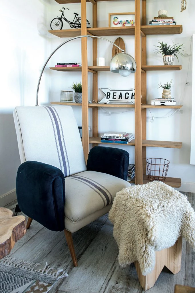 Un rincón de lectura con un sillón retro retapizado