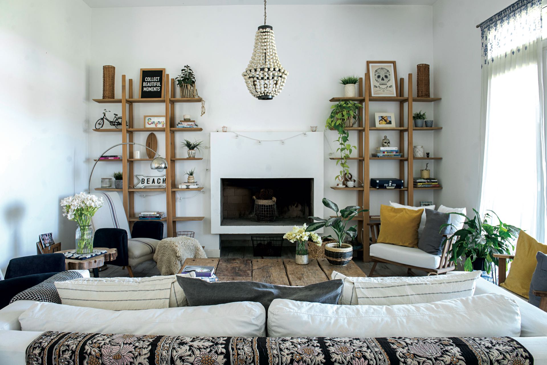 Una casa vestida de blanco y madera – Para Ti