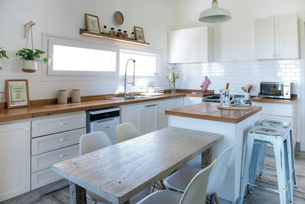 La cocina en blanco y madera natural