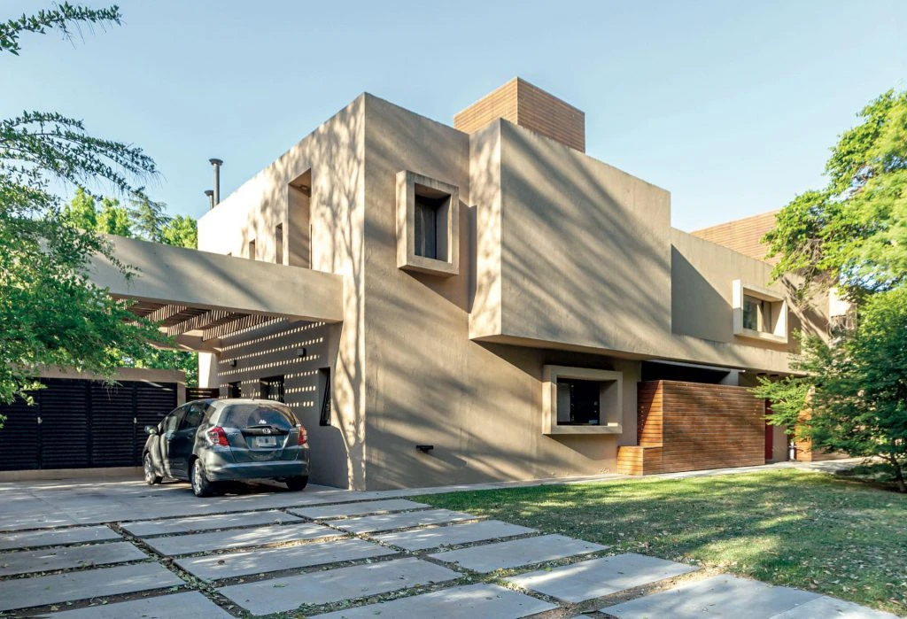 Un recorte del frente, hacia uno de sus lados.