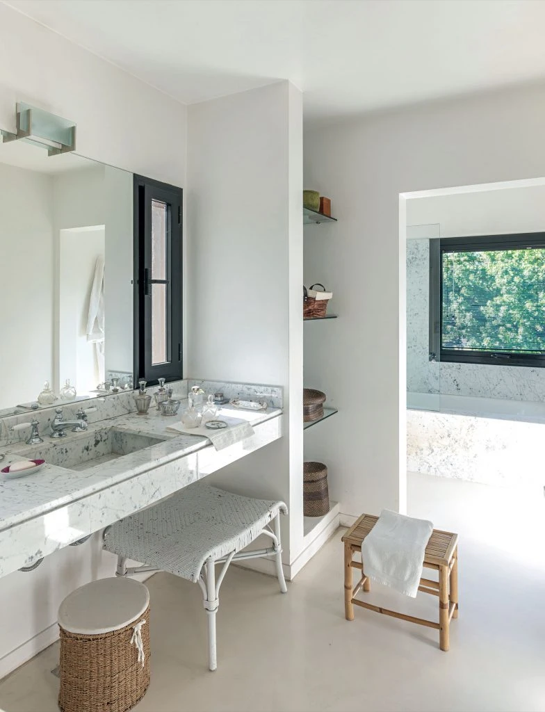 El baño principal es completamente blanco y está sectorizado.