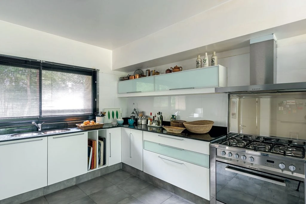 La cocina fue resuelta con muebles de melamina blanca