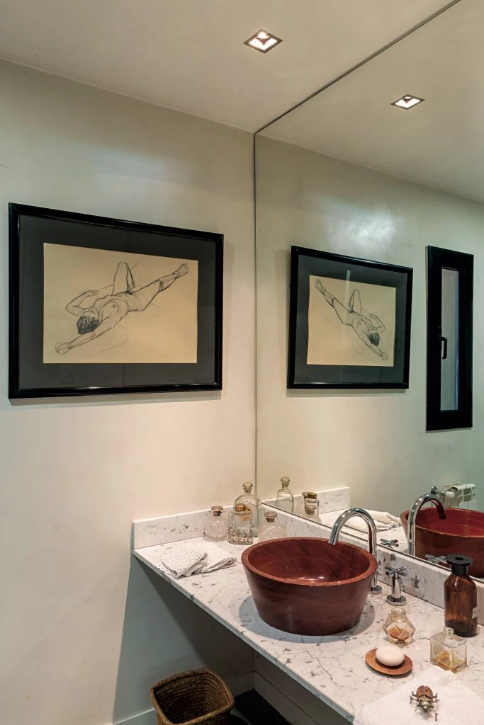 El toilette es completamente blanco, con paredes pintadas en un tono muy claro