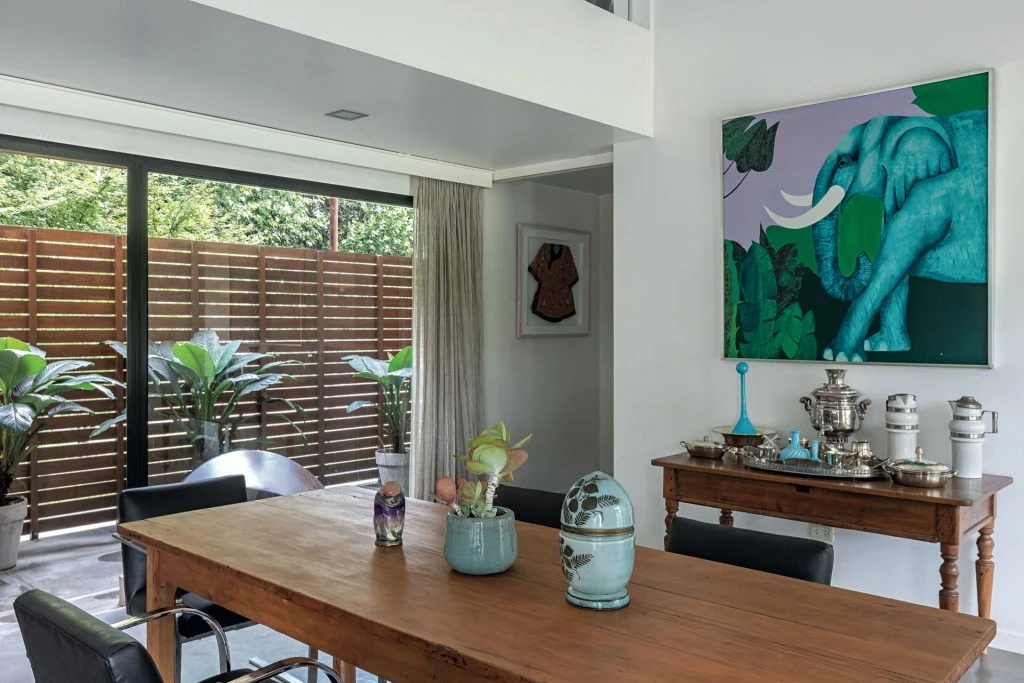 El comedor se resolvió con una mesa antigua de madera y seis sillas Brno originales, tapizadas en cuero negro.