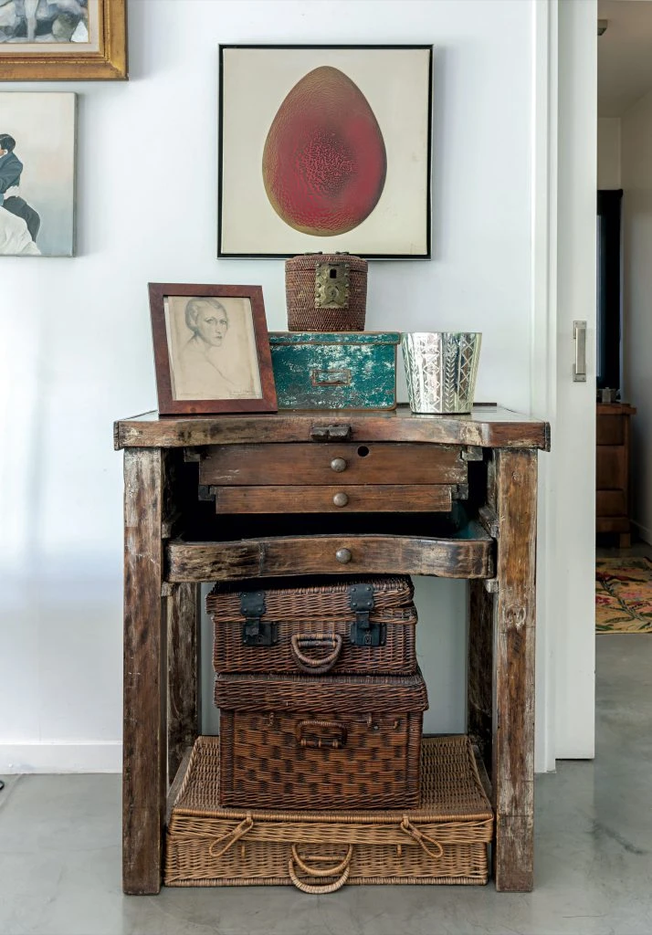 En un rincón del living, una mesa de joyero antiguo