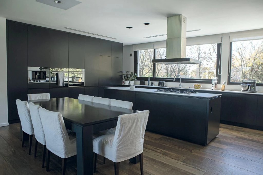 Cocina y comedor diario en negro mate y blanco