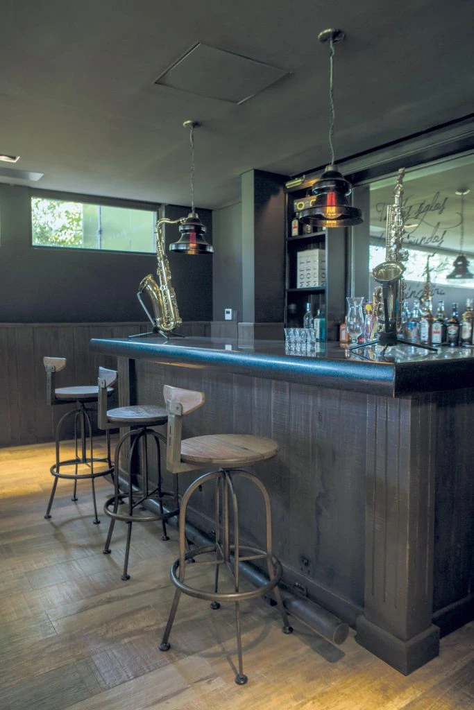 Zona en el subsuelo parecido a una taberna y sala de cine