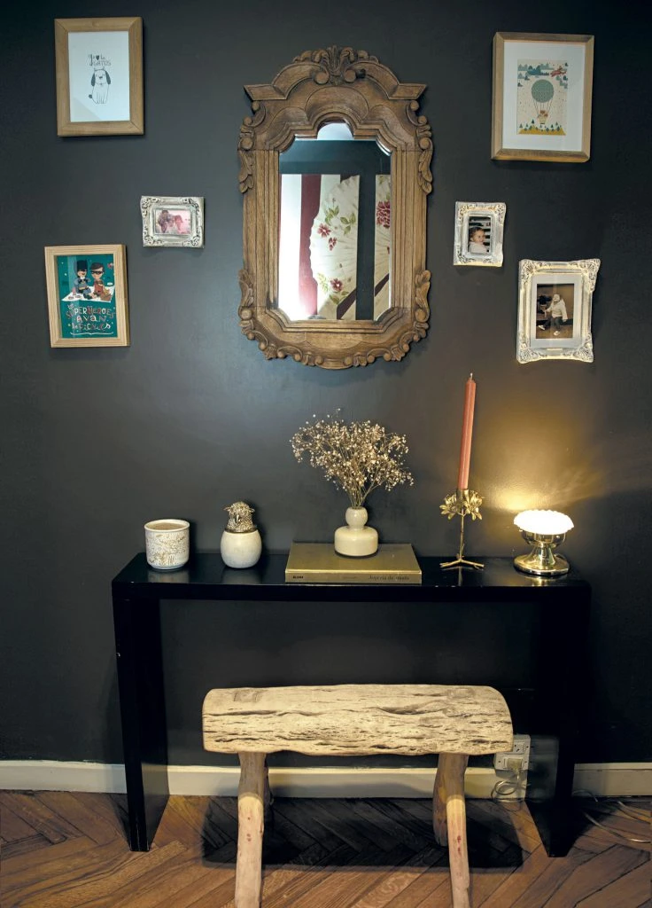 El recibidor que antecede a los cuartos se vistió de riguroso negro.