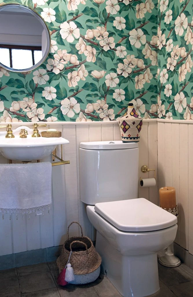 Un empapelado con grandes flores para el baño.