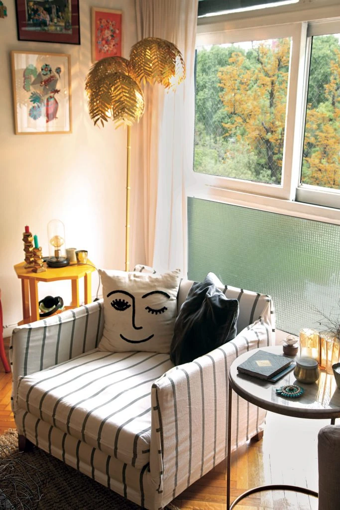 Un rincón de lectura en el living.