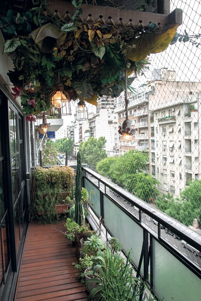 El balcón, con piso de deck, no sólo se llenó de plantas.