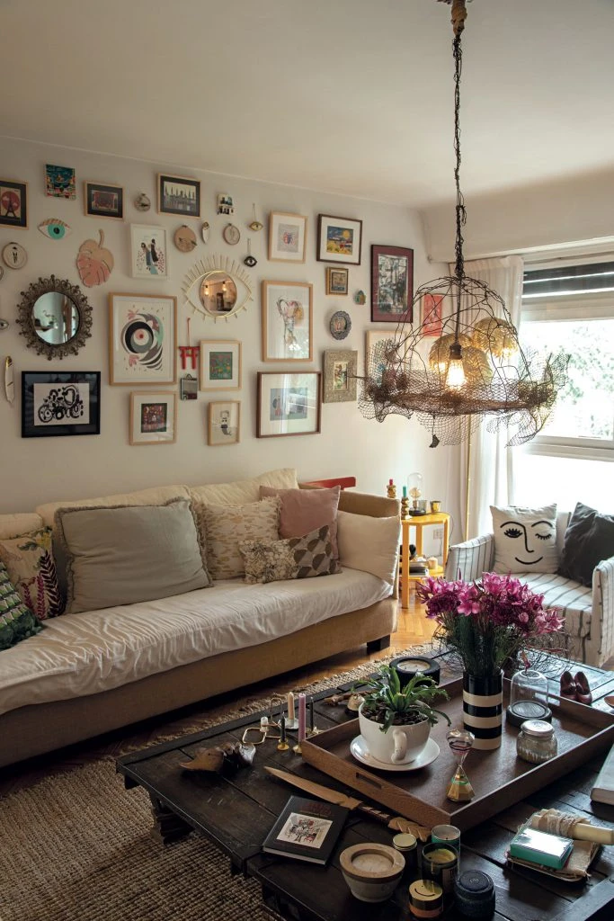 En el living del departamento.