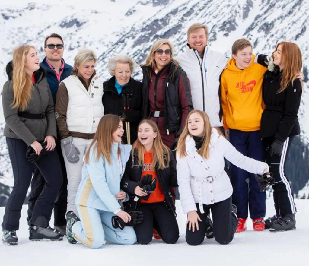 Reina Maxima en la nIeve Retrato oficial con sus hijas y familia