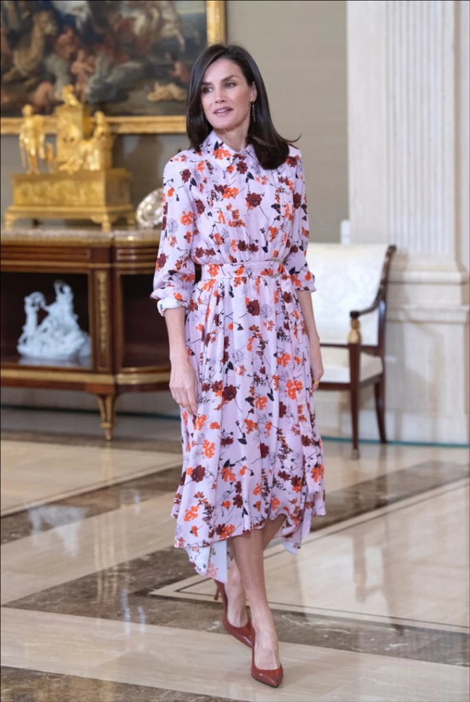 Letizia Ortiz con un vestido floreado de Hugo Boss