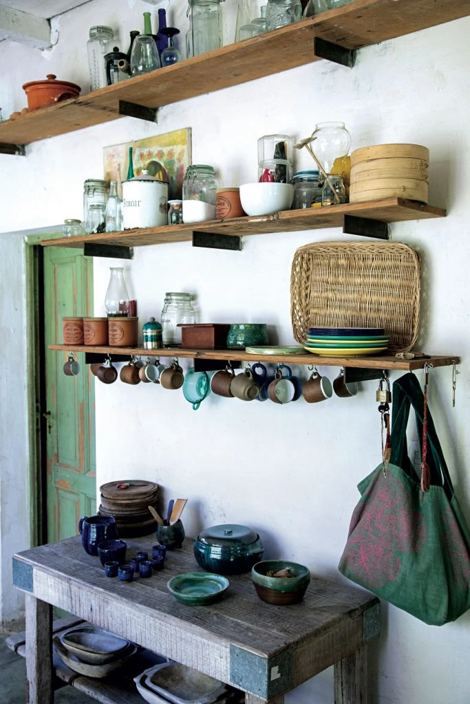 Sobre la mesa lateral de apoyo, las piezas en cerámica esmaltada