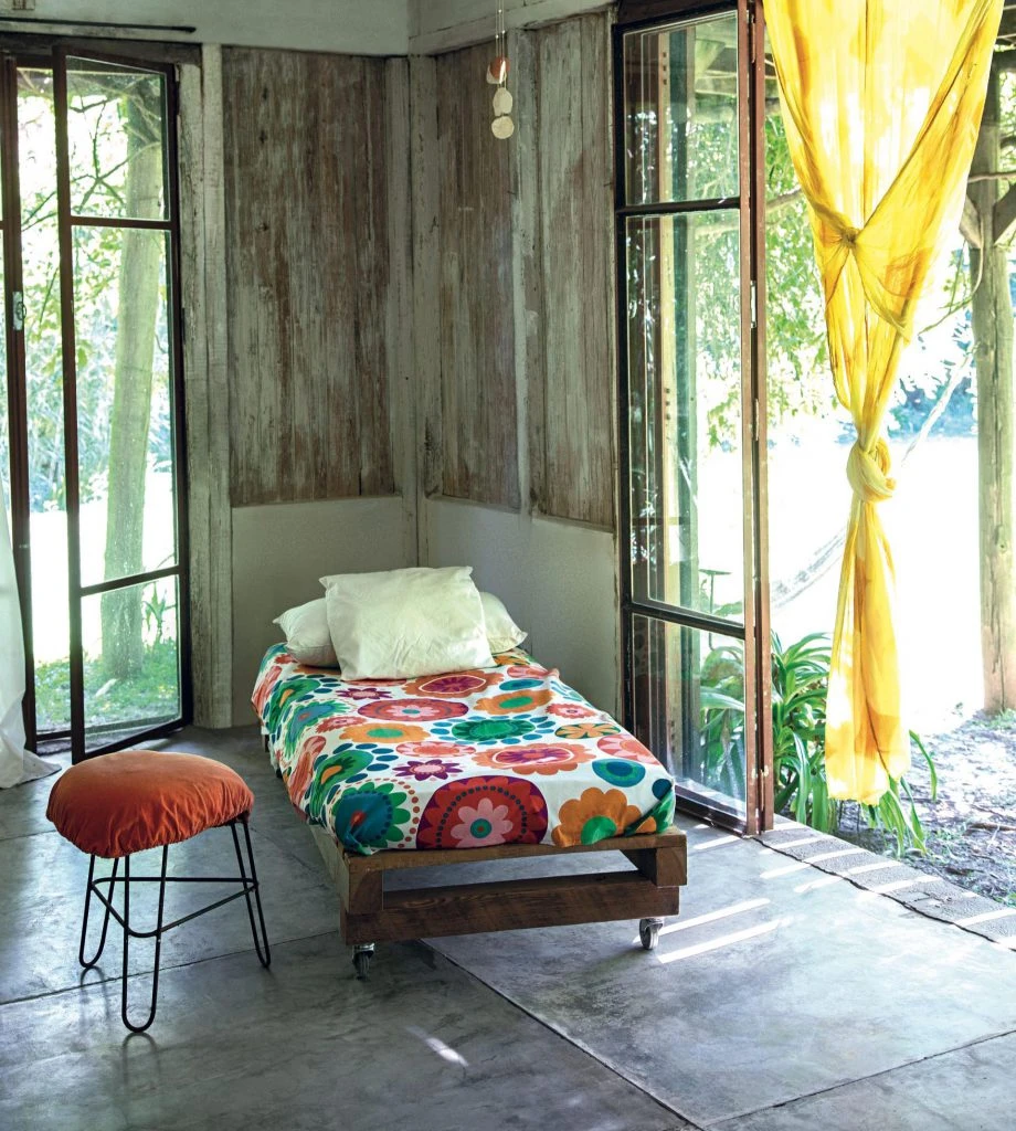 La chaise longue con flores