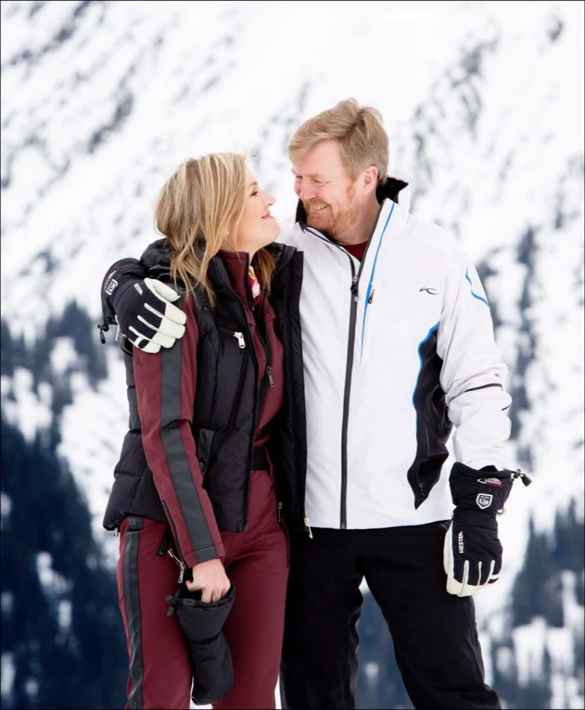 Reina Maxima en la nieve Retrato oficial con sus hijas y familia