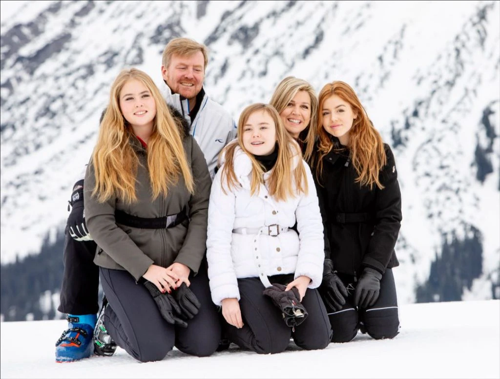 Reina Maxima en la nieve Retrato oficial con sus hijas y familia