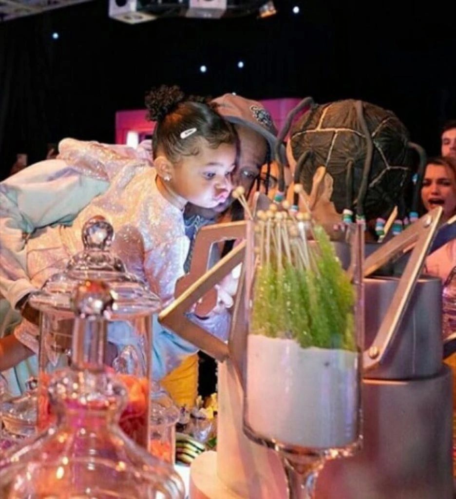 CUMPLE STORMI KYLIE JENNER HIJA