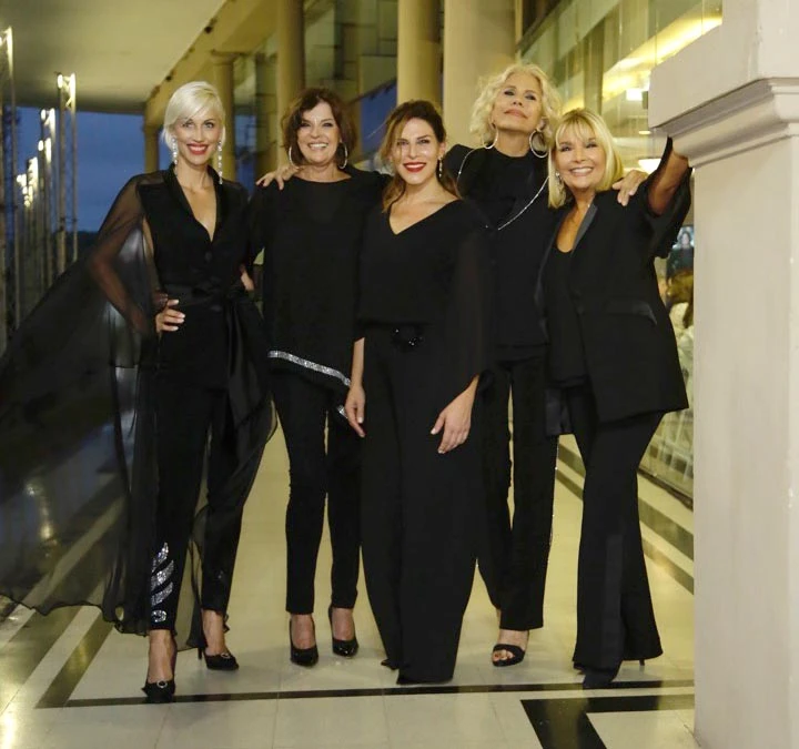 Ingrid Grudke y las cuatro #MUJERESQUEHACEN: Adriana Costantini, Tini DeBocurt, Nora Portella y Maby Autino. 