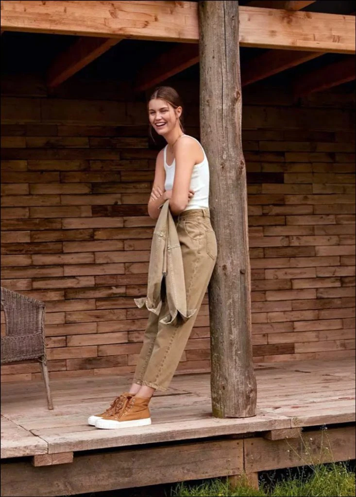 La modelo holandesa Luna Bijl posa para la campaña Primavera Verano 2020 de la marca española Mango.