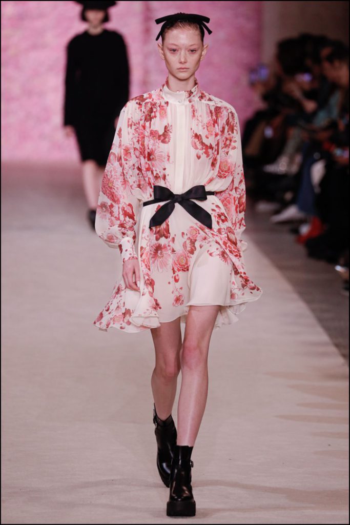 Desfile de moda Giambattista Valli Colección otoño invierno 2020 2021 durante la Semana de la Moda de París.