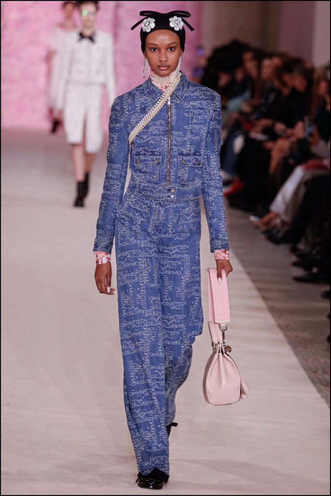 Desfile de moda Giambattista Valli Colección otoño invierno 2020 2021 durante la Semana de la Moda de París.