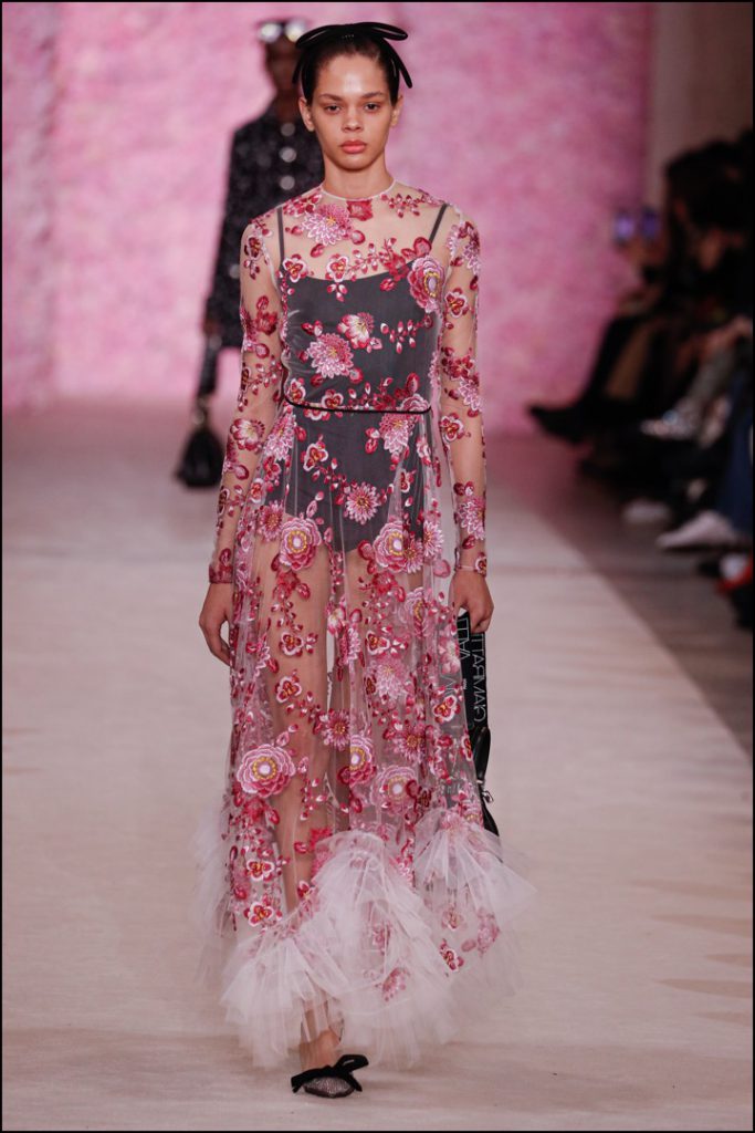 Desfile de moda Giambattista Valli Colección otoño invierno 2020 2021 durante la Semana de la Moda de París.