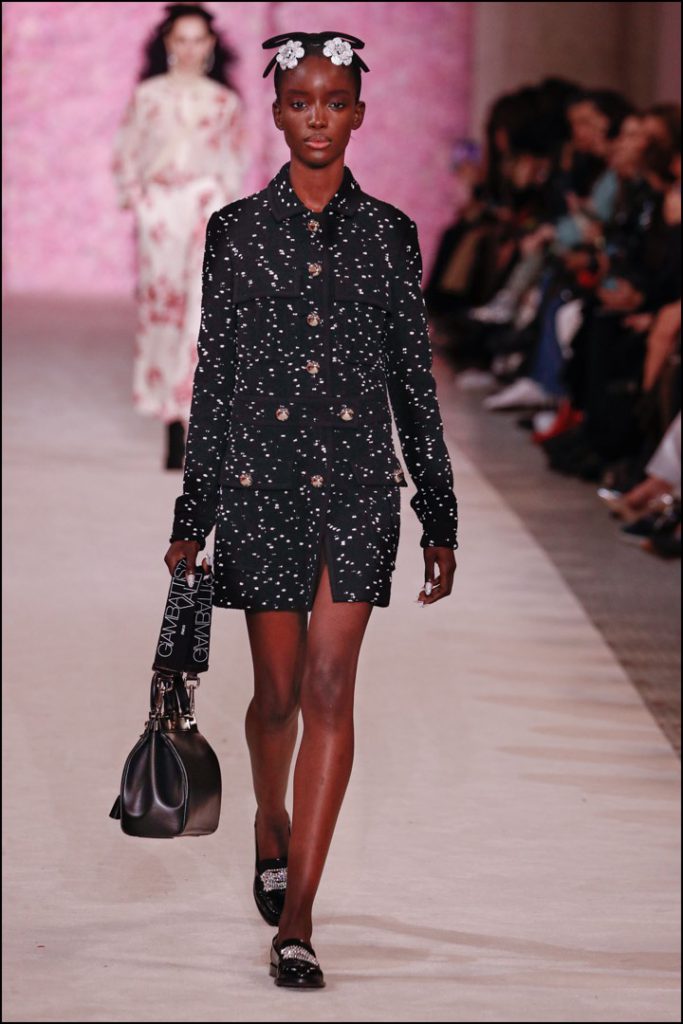 Desfile de moda Giambattista Valli Colección otoño invierno 2020 2021 durante la Semana de la Moda de París.