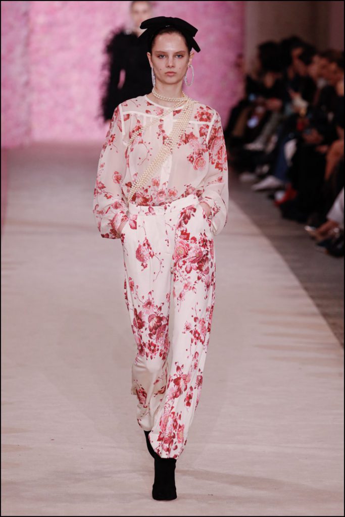 Desfile de moda Giambattista Valli Colección otoño invierno 2020 2021 durante la Semana de la Moda de París.