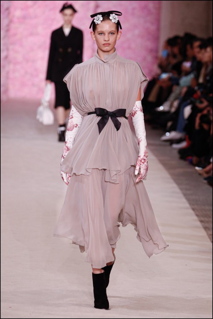 Desfile de moda Giambattista Valli Colección otoño invierno 2020 2021 durante la Semana de la Moda de París.
