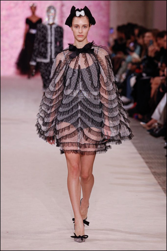Desfile de moda Giambattista Valli Colección otoño invierno 2020 2021 durante la Semana de la Moda de París.