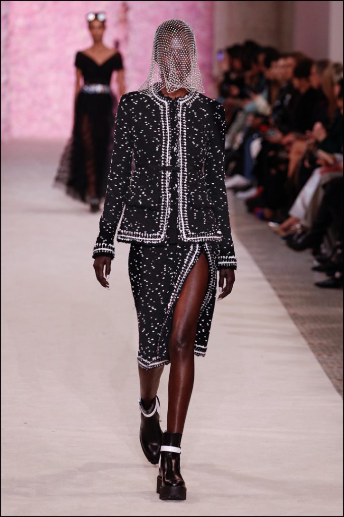 Desfile de moda Giambattista Valli Colección otoño invierno 2020 2021 durante la Semana de la Moda de París.