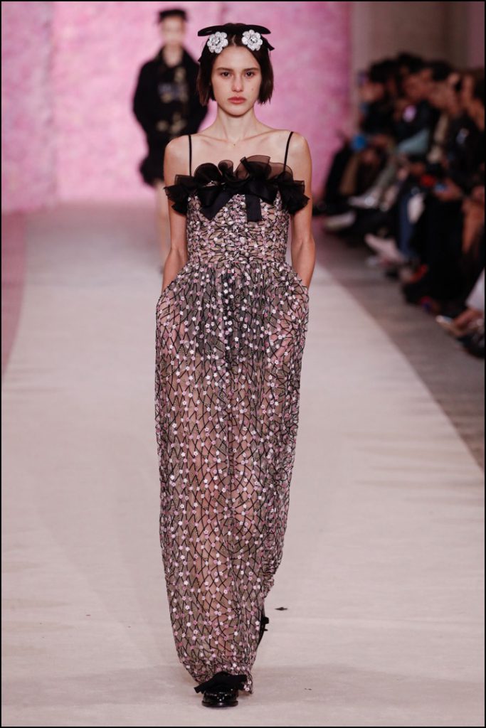 Desfile de moda Giambattista Valli Colección otoño invierno 2020 2021 durante la Semana de la Moda de París.