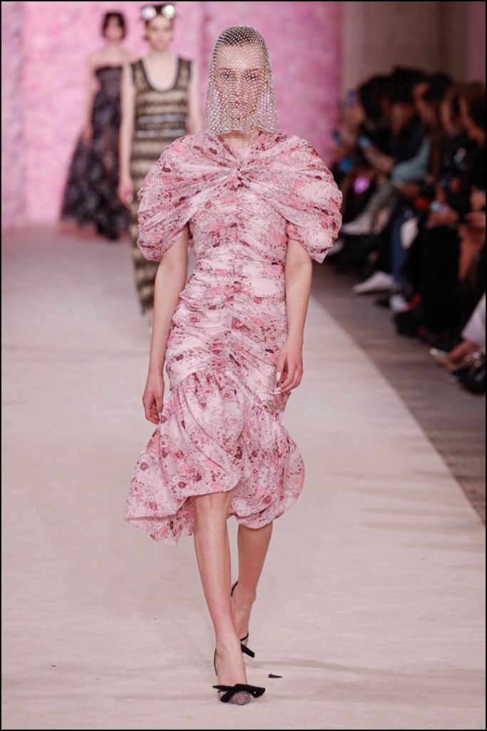 Desfile de moda Giambattista Valli Colección otoño invierno 2020 2021 durante la Semana de la Moda de París.