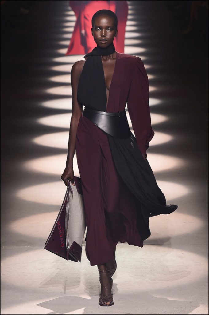 Show "Givenchy" como parte de la Semana de la Moda de París Ropa de mujer Otoño / Invierno 2020/2021 el 1 de marzo de 2020 en París, Francia.