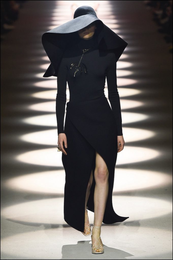 Show "Givenchy" como parte de la Semana de la Moda de París Ropa de mujer Otoño / Invierno 2020/2021 el 1 de marzo de 2020 en París, Francia.