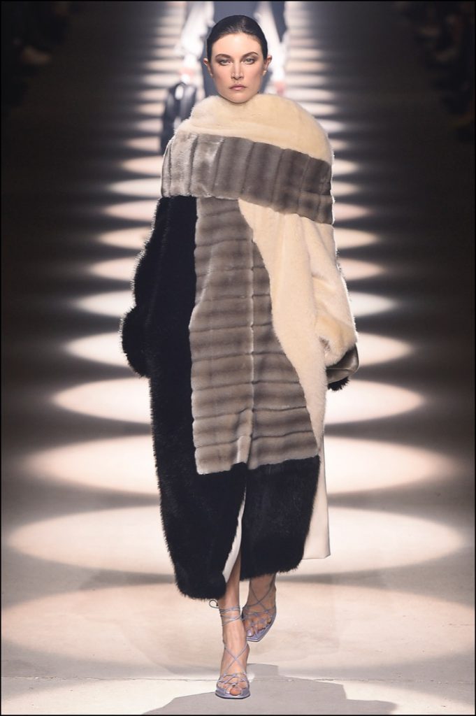 Show "Givenchy" como parte de la Semana de la Moda de París Ropa de mujer Otoño / Invierno 2020/2021 el 1 de marzo de 2020 en París, Francia.