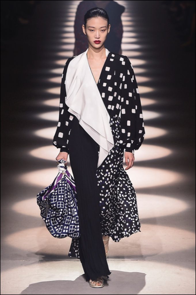 Show "Givenchy" como parte de la Semana de la Moda de París Ropa de mujer Otoño / Invierno 2020/2021 el 1 de marzo de 2020 en París, Francia.